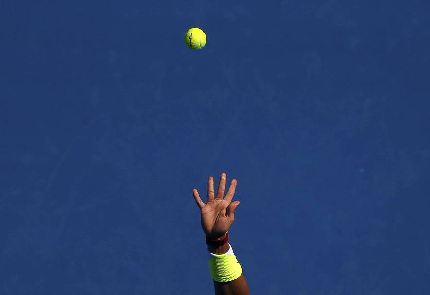 Rafael Nadal contro Mikhail Youzhny. Pallina a mezza aria (Reuters)